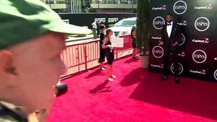 Kylie Jenner & The Kardashians Trick Justin Bieber, Travis Scott, & More Celebs In New Viral Video