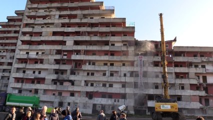 Scampia, iniziato l'abbattimento della Vela Rossa