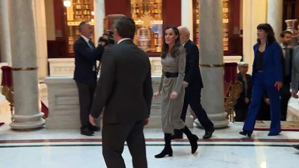 La Reina Letizia reiventa su vestido gris favorito y lo eleva con maxi cinturón y botas altas