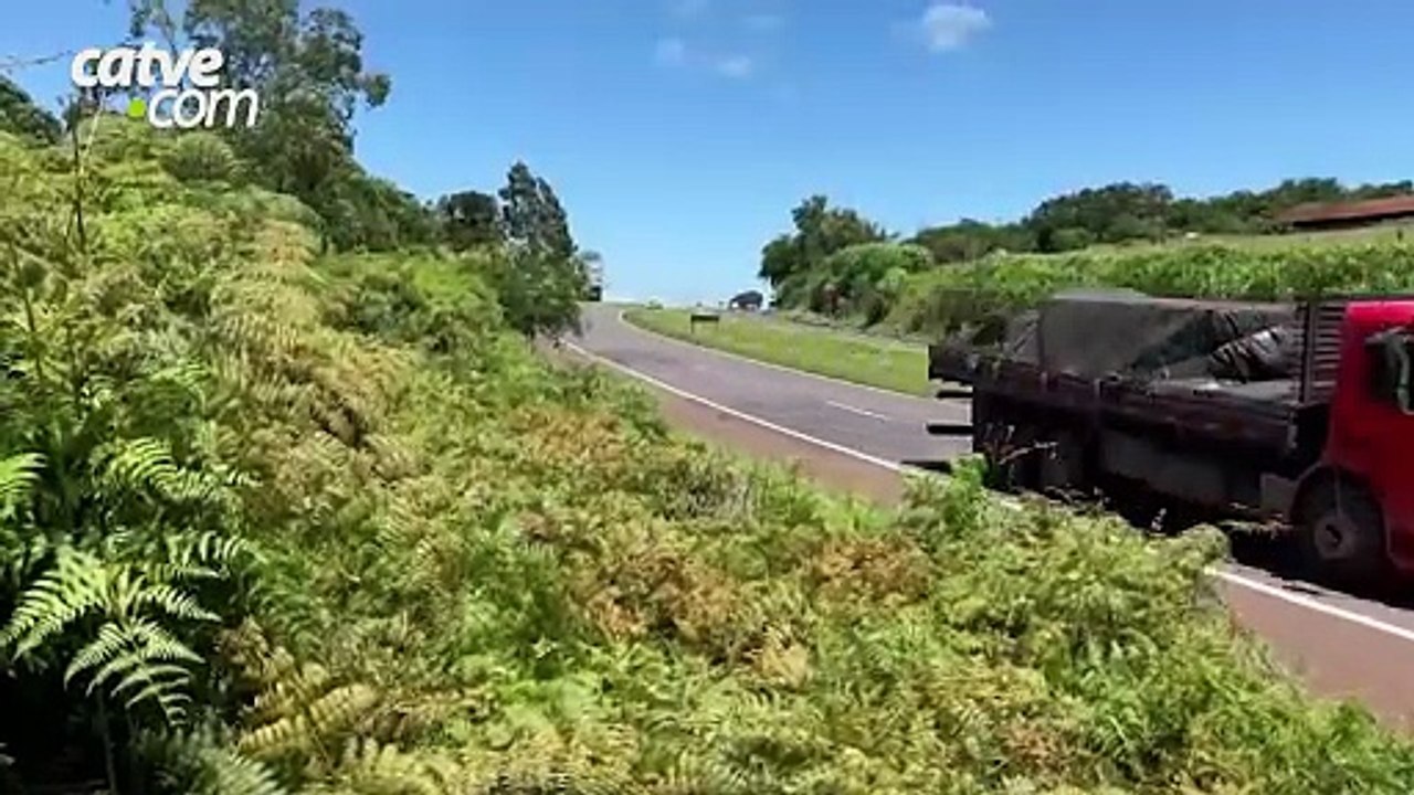 Carro capota na BR-163 e mulher fica ferida em Cascavel