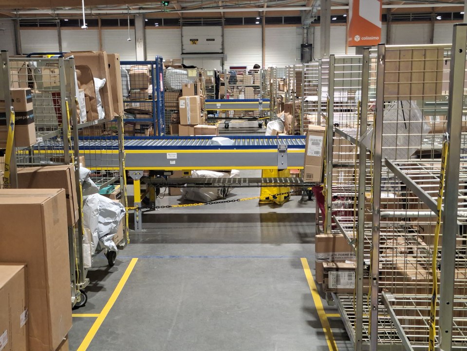 Des colis de Noël en pagaille à la plateforme La Poste de Colombelles