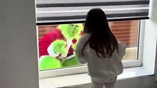 Little Girl’s Reaction to Meeting the Grinch Is Pure Christmas Magic|| Heartsome 💖