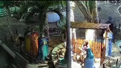 Mulher invade presépio, destrói imagem de santo e termina presa