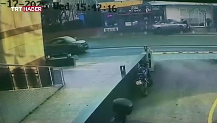 İstanbul'da otomobil kaldırımda yürüyenlere çarptı