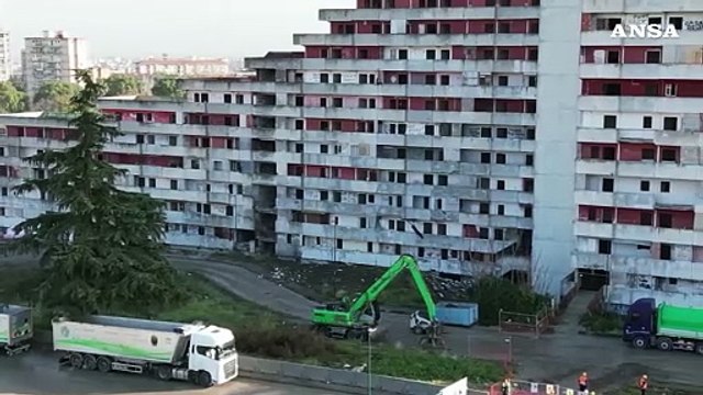 E' iniziata la demolizione della Vela Rossa a Scampia, le immagini dal drone