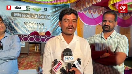 तरुणानं गलेलठ्ठ पगाराच्या नोकरीवर सोडलं पाणी, पराट्या तुराट्यांपासून बनवलं 'बायोचार'; पोत हरवलेल्या जमिनीला वरदान