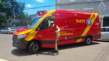 Motociclista fica ferido após colisão com carro na Rua Presidente Bernardes