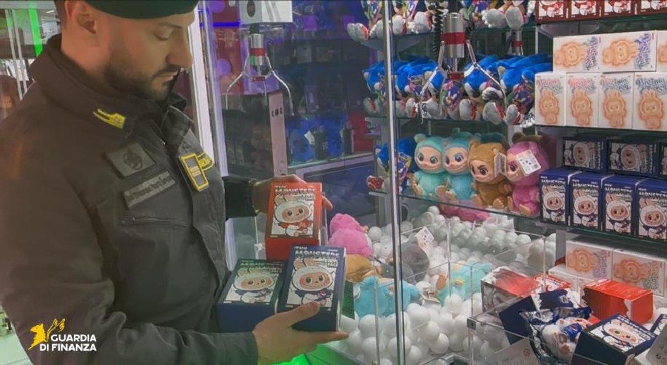 Genova, sequestro al Porto Antico di falsi "Labubu" (17.12.25)