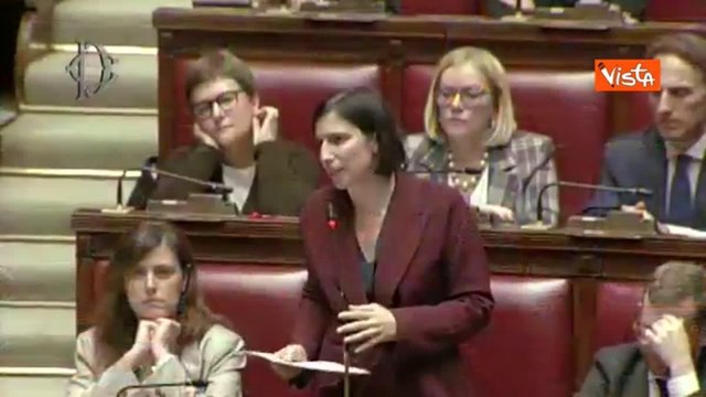Schlein legge in Aula la 'letterina di Natale' a Meloni: «Liste d'attesa infinite per curarsi, carrello della spesa più caro. Che fa il governo?»