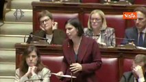 Schlein legge in Aula la 'letterina di Natale' a Meloni: «Liste d'attesa infinite per curarsi, carrello della spesa più caro. Che fa il governo?»