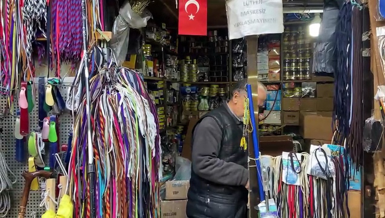 İstanbuldaki eski ayakkabı boyacısı (Tarihi ayakkabı boyacısı) Telefon Aşağıda