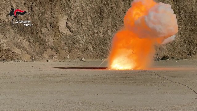 Napoli, carabinieri sequestrano e fanno brillare 44 chili di botti illegali (17.12.25)