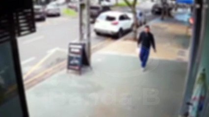 Cliente insatisfeito com atendimento coloca fogo em loja de operadora de celulares e causa pânico no Paraná