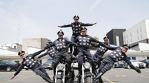 Policías realiza acrobacias durante desfile