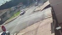 Câmera de segurança registra acidente entre dois carros no bairro Periolo