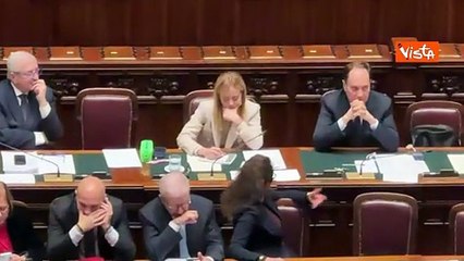 Meloni prende appunti durante intervento Conte in Aula alla Camera