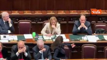 Meloni prende appunti durante intervento Conte in Aula alla Camera