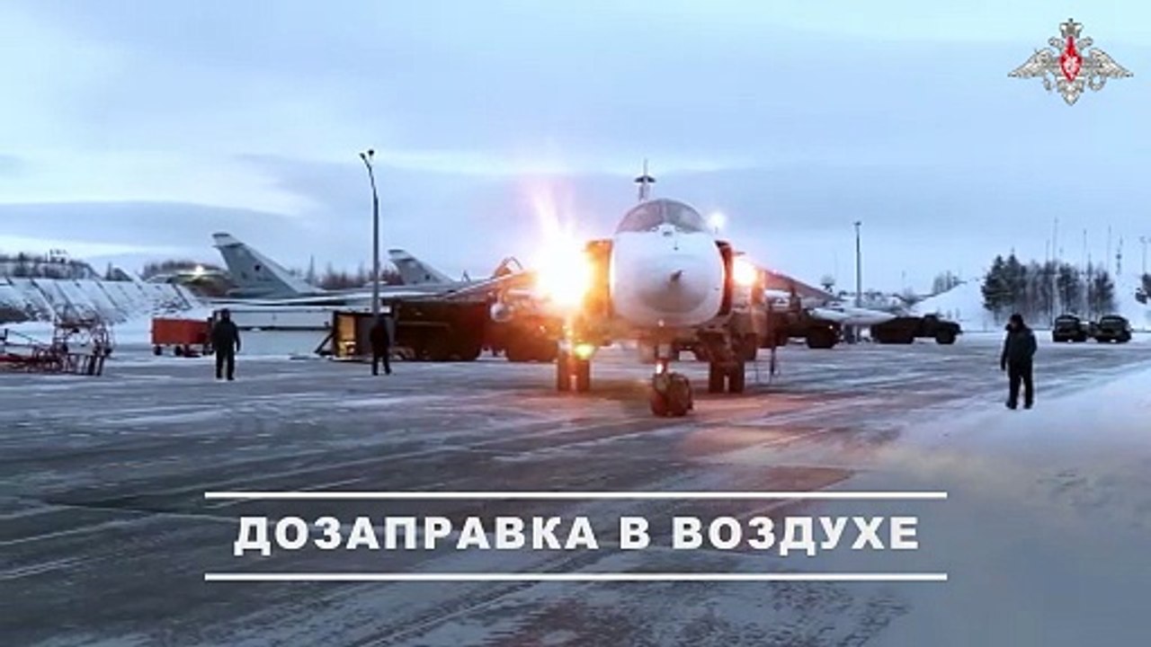 Su-24Mの搭乗員が極夜条件下で空中給油訓練を実施