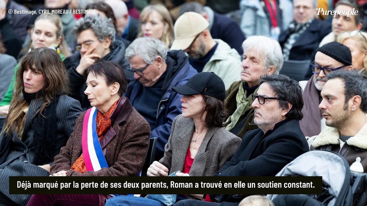 Roman de Kermadec, le petit fils de Jane Birkin, réapparaît pour honorer sa grand-mère : sa compagne actrice et leur fils à ses côtés