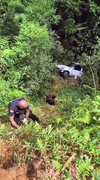 Motorista cai em ribanceira na ligação Velha-Garcia e fica uma hora gritando por socorro