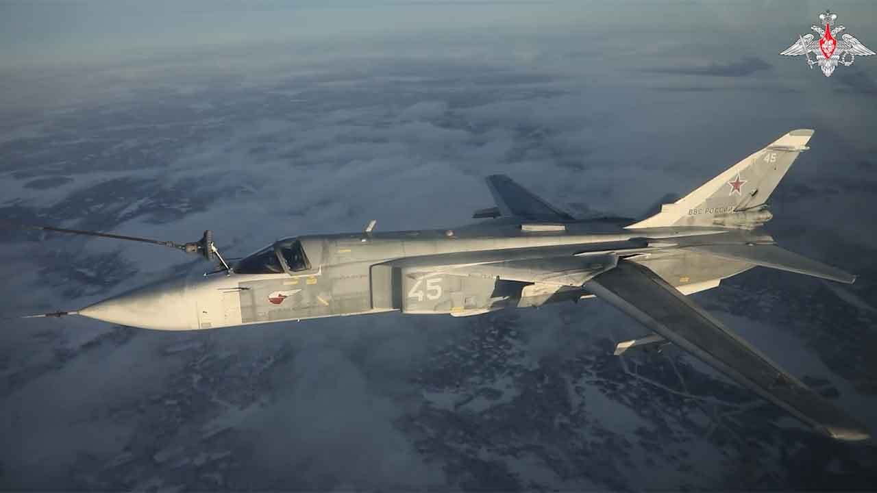 Su-24M-besättningar övar lufttankning under polarnattsförhållanden
