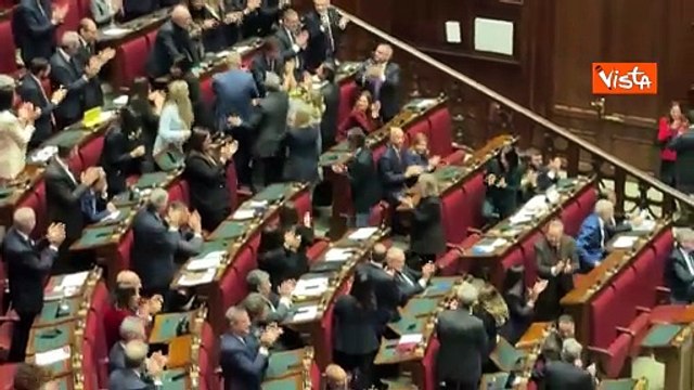 Deputati FdI abbracciano Bignami, dai banchi Pd gridano Fuori, fuori