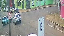 Veja o momento que carro capota em batida no Centro de Cascavel