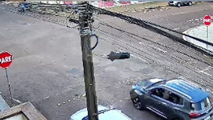 Novo ângulo mostra capotamento de carro após batida no Centro de Cascavel