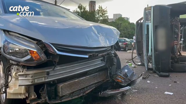Motorista sofre ferimentos após carro capotar no Centro de Cascavel