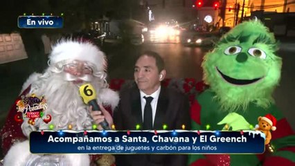 Chavana acompaña a Santa Claus a entregar regalos