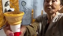 nenek di jepang jualan es krim