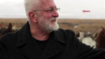 Klip çekimi kabusa döndü: Onur Akın’a yılkı atı çarptı, yere savruldu