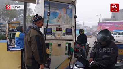 कोई मोबाइल में तो कोई कागजों में ढूंढ रहा पॉल्यूशन सर्टिफिकेट, देखिए दिल्ली के पेट्रोल पंपों पर आज के हालात