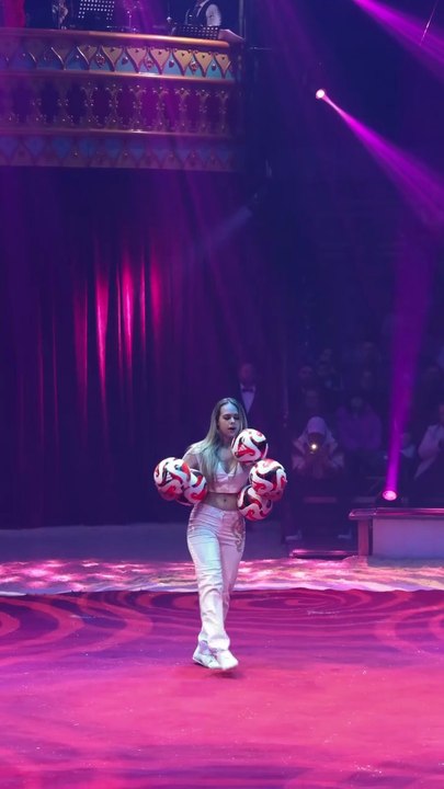 Next Level Juggling! Sara Polach Amazingly Juggles 5 Soccer Balls with Incredible Precision