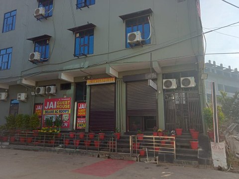 नीमराणा में गेस्ट हाउस में लगी आग, एक युवक की मौत, चार झुलसे