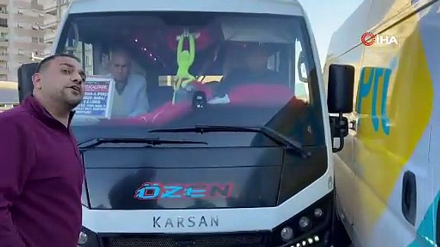 PTT Kargo aracı ile dolmuş şoförünün yol tartışmasında tekmeler yumruklar havada uçuştu