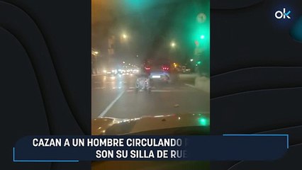 Cazan a un hombre circulando por la carretera con su silla de ruedas