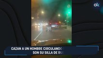 Cazan a un hombre circulando por la carretera con su silla de ruedas