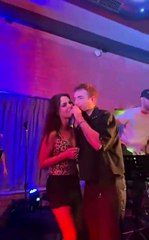 Murat Dalkılıç ve 20 yaş küçük sevgilisi sahnede aşka geldi!