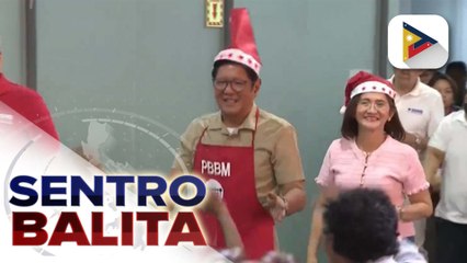 PBBM, namahagi ng regalo sa mga benepisyaryo ng Pag-abot Program ng DSWD; Pangulo, naging service crew din ng Walang Gutom Kitchen | ulat ni Denisse Osorio
