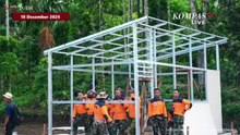 Momen Emak-Emak Nyanyi Indonesia Raya Sambut Presiden Prabowo di Posko Pengungsian Agam, Sumbar