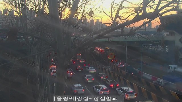 서울 잠실 공사장서 크레인 넘어져... 매몰자 1명 심정지 추정 / YTN