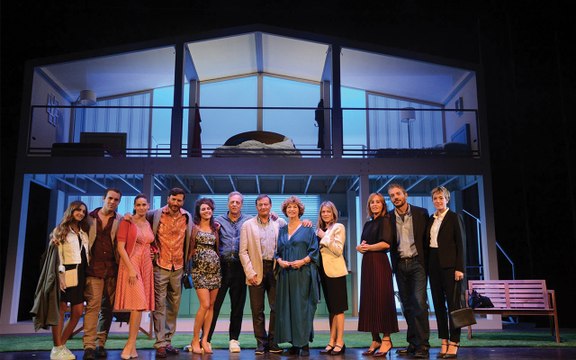 Gabriele Muccino debutta a teatro (andando sul sicuro) con A casa tutti bene : il racconto