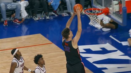 Schiaccia senza saltare! Il centro più alto d'America segna con questa giocata