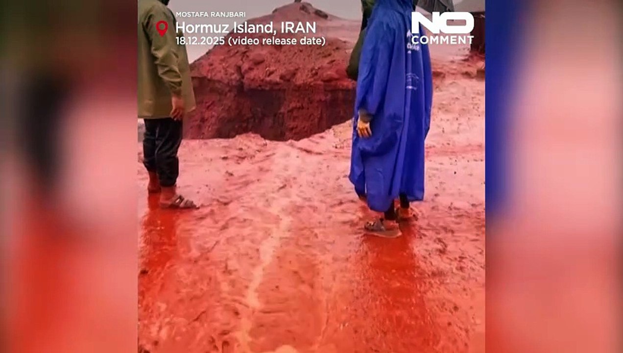 Starkregen färbt Strand der iranischen Insel Hormus tiefrot