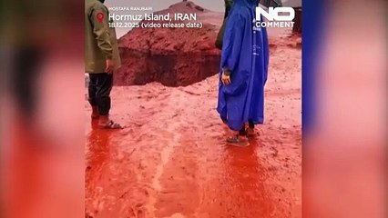 Las fuertes lluvias tiñen de rojo intenso la playa de la isla de Ormuz, en Irán