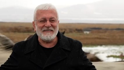 Klip çekiminde yılkı atlarının arasında kalan Onur Akın ölümden döndü!