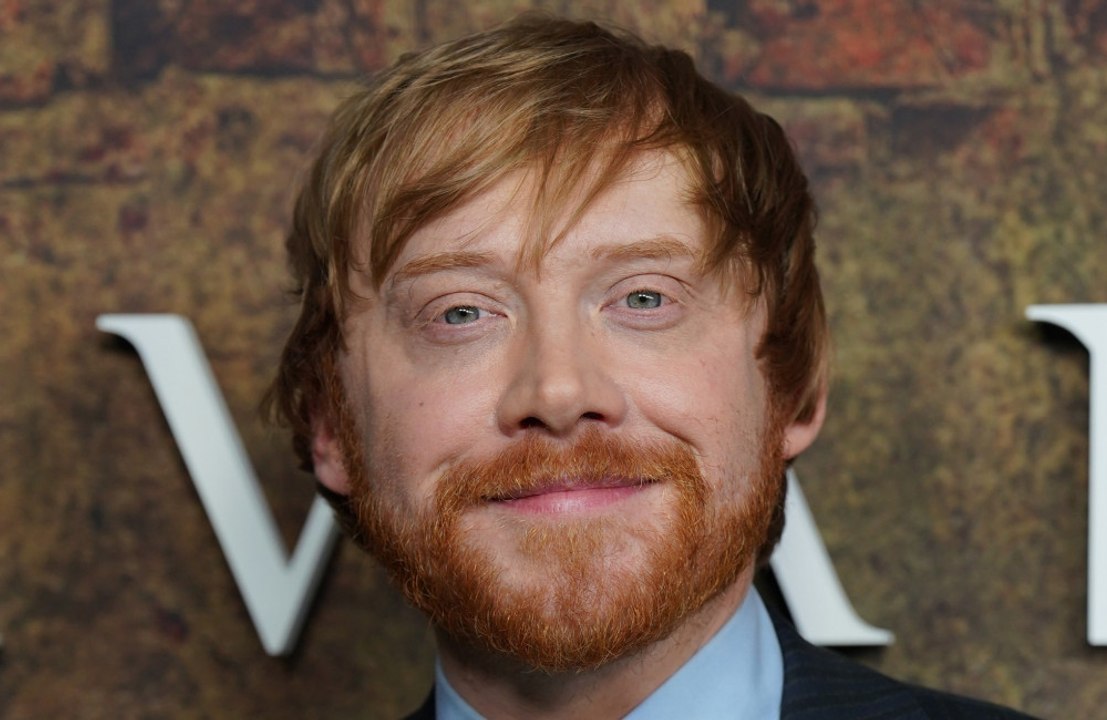 Rupert Grint und Daisy Ridley mit Johnny Depp in 'Ebenezer: A Christmas Carol'