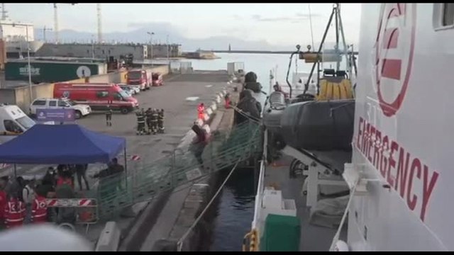 Sbarcati a Napoli i 113 naufraghi soccorsi da una nave di Emergency