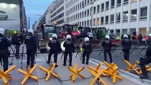 Agriculteurs de l’UE protestent et affrontent la police à Bruxelles contre l’accord UE-Mercosur